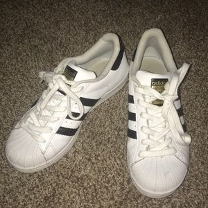 Adidas superstars!